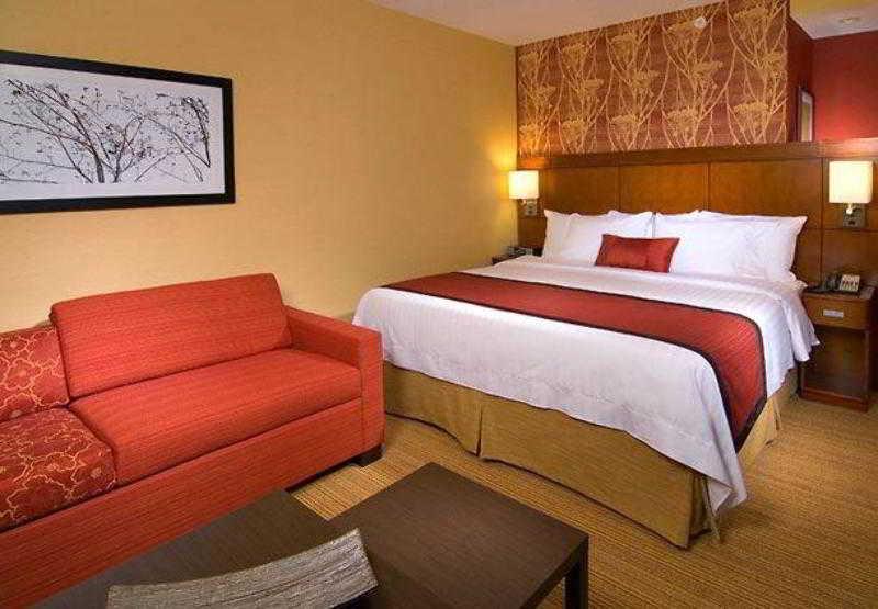 Courtyard By Marriott Greenville Downtown Экстерьер фото
