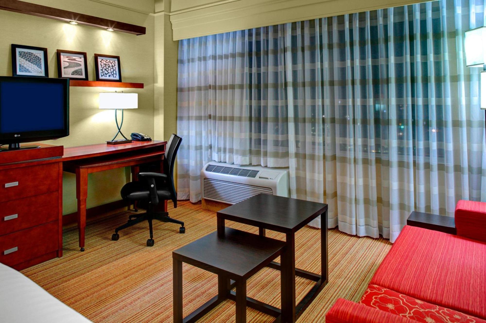 Courtyard By Marriott Greenville Downtown Экстерьер фото