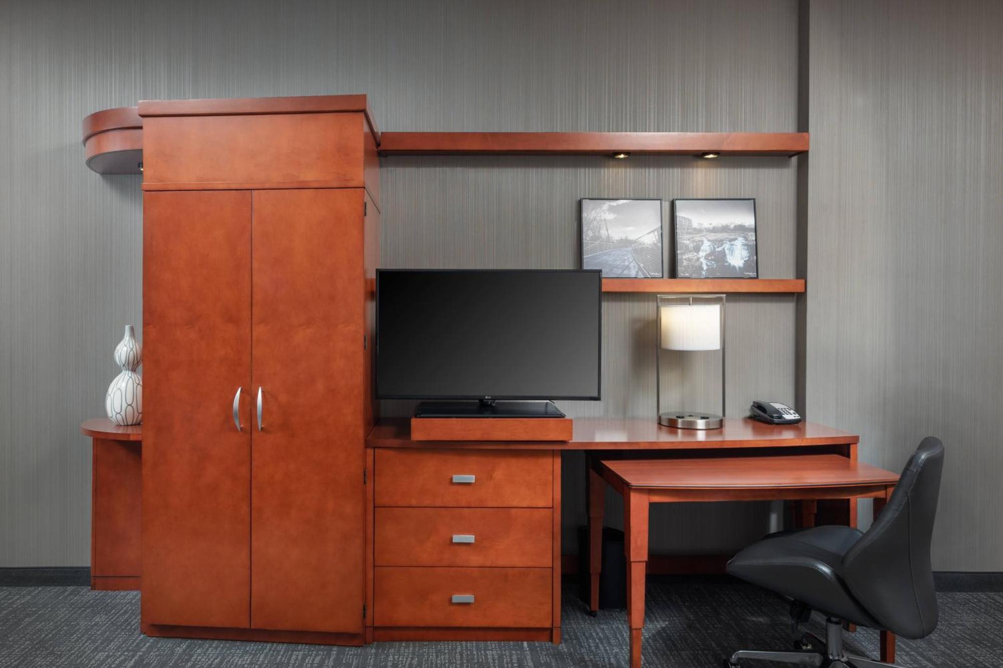 Courtyard By Marriott Greenville Downtown Экстерьер фото