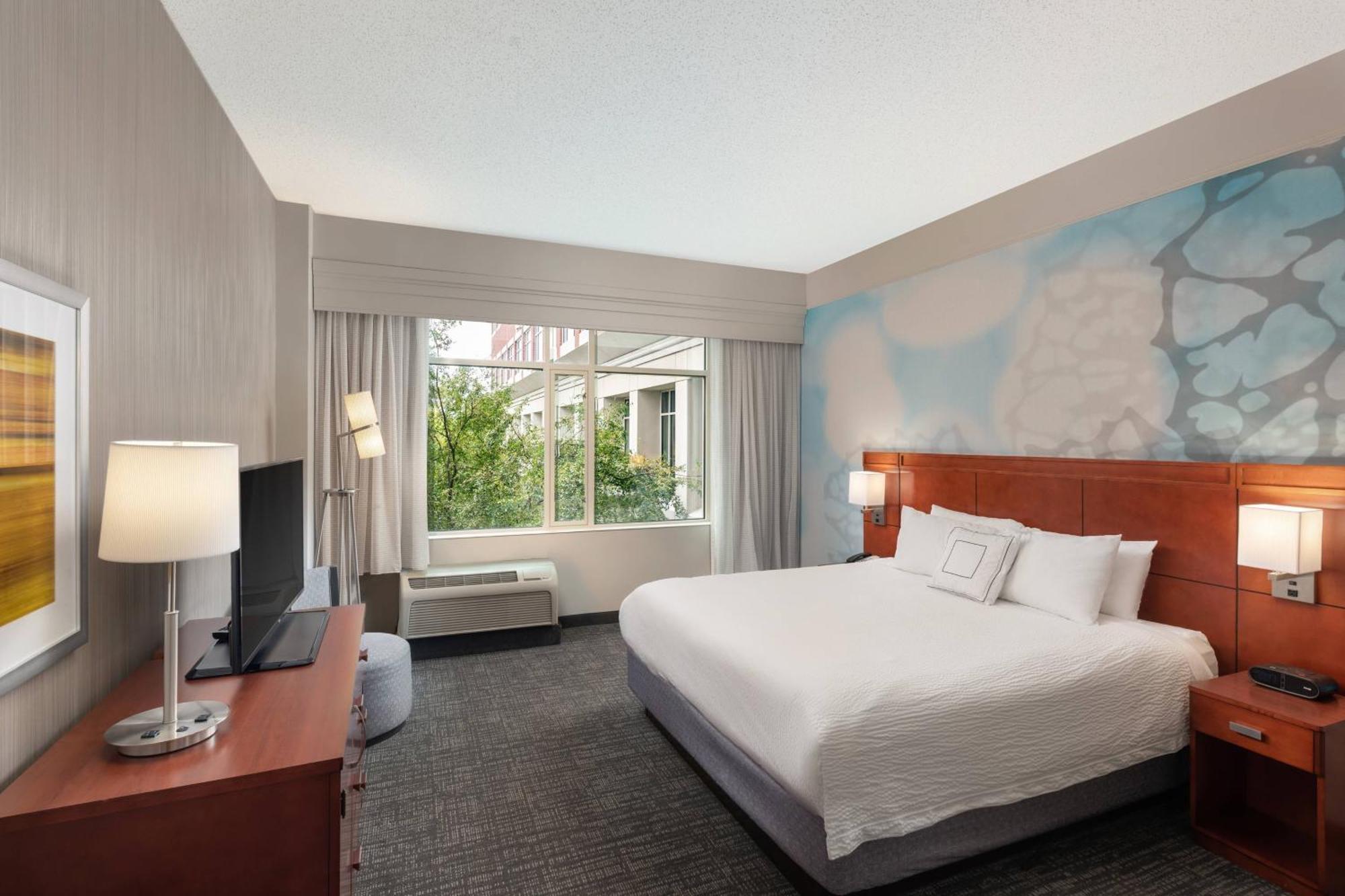 Courtyard By Marriott Greenville Downtown Экстерьер фото
