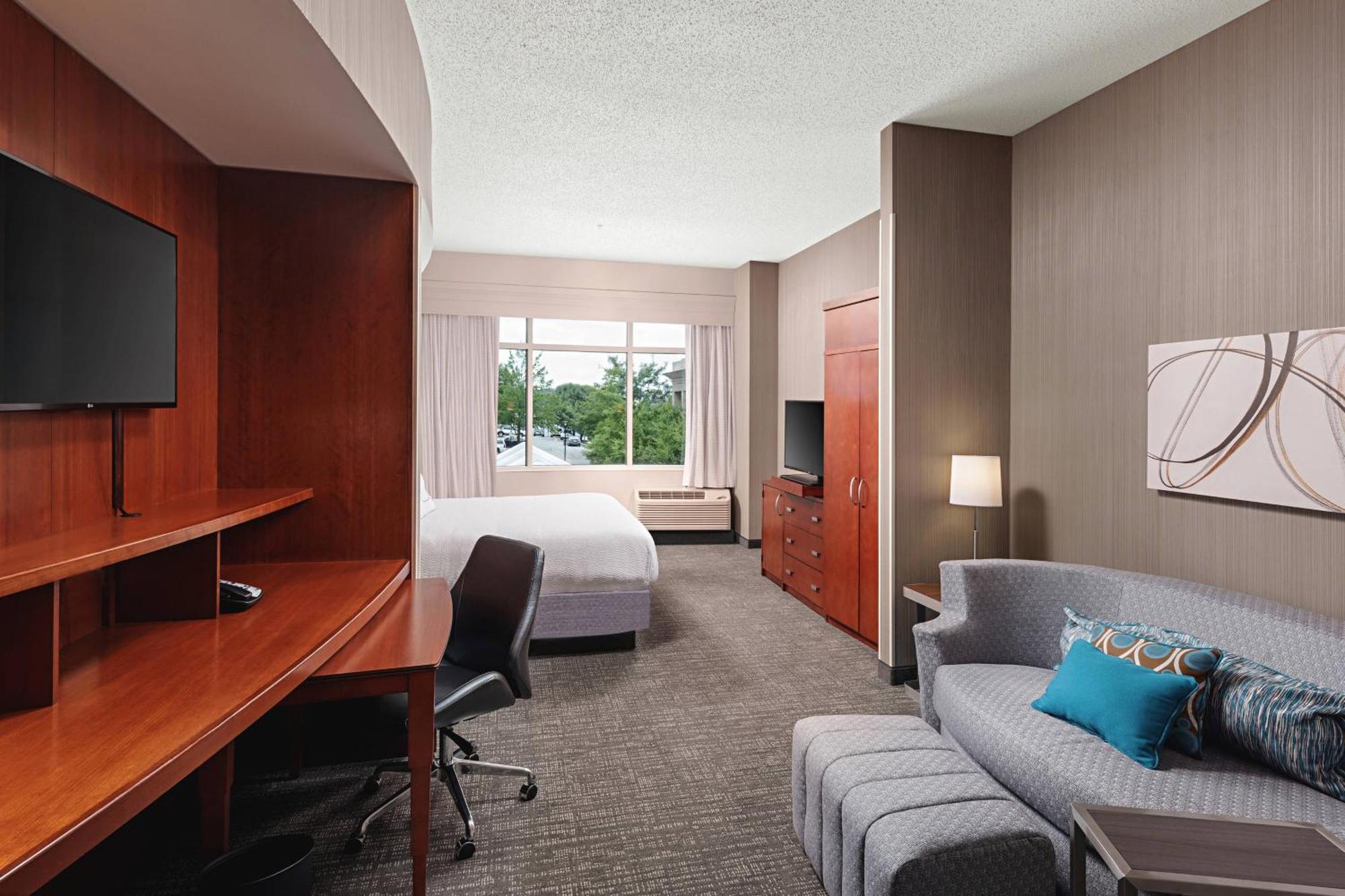Courtyard By Marriott Greenville Downtown Экстерьер фото