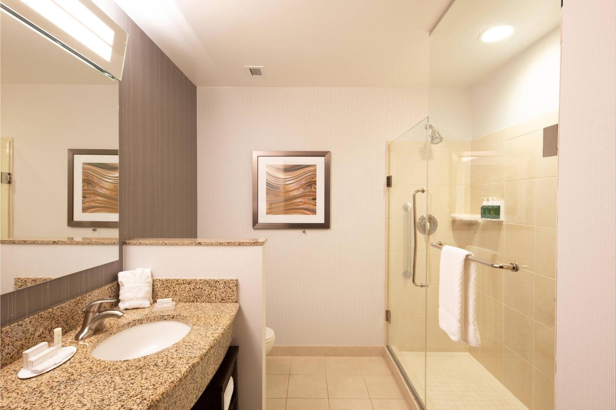 Courtyard By Marriott Greenville Downtown Экстерьер фото