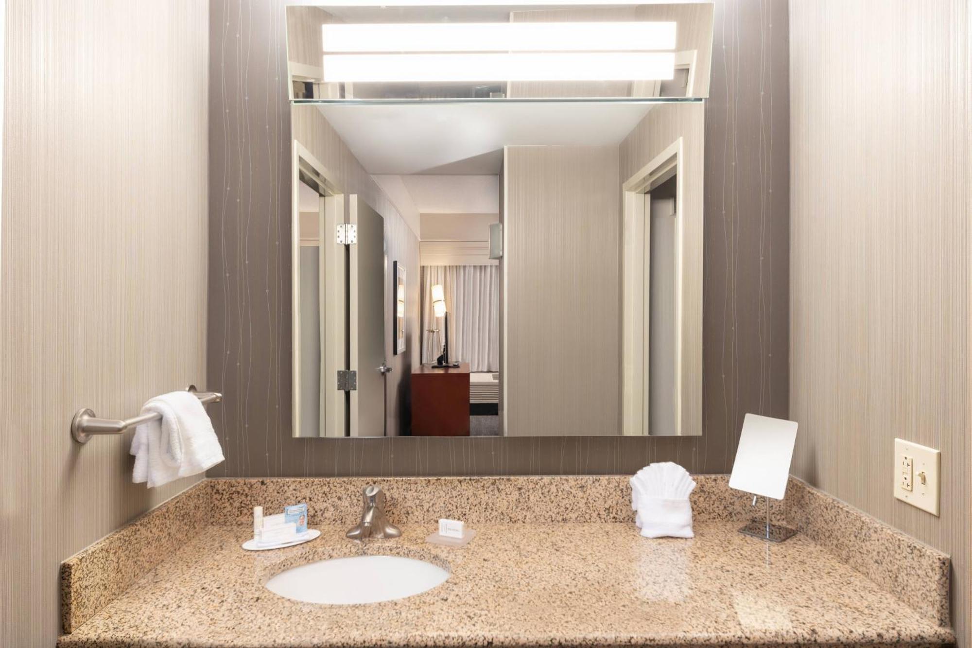 Courtyard By Marriott Greenville Downtown Экстерьер фото