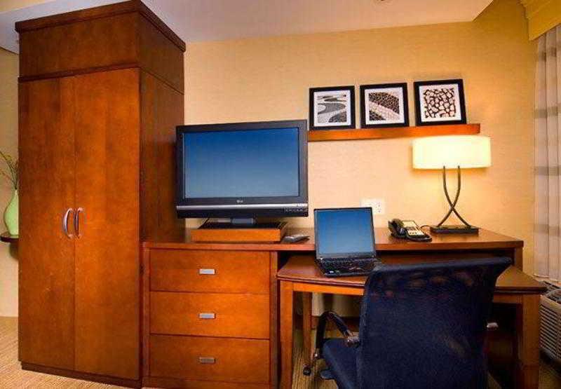 Courtyard By Marriott Greenville Downtown Экстерьер фото